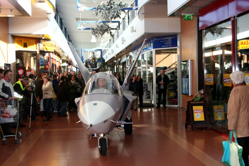 Illustration for article titled Guy Builds F-35 Fighter Jet On His Own